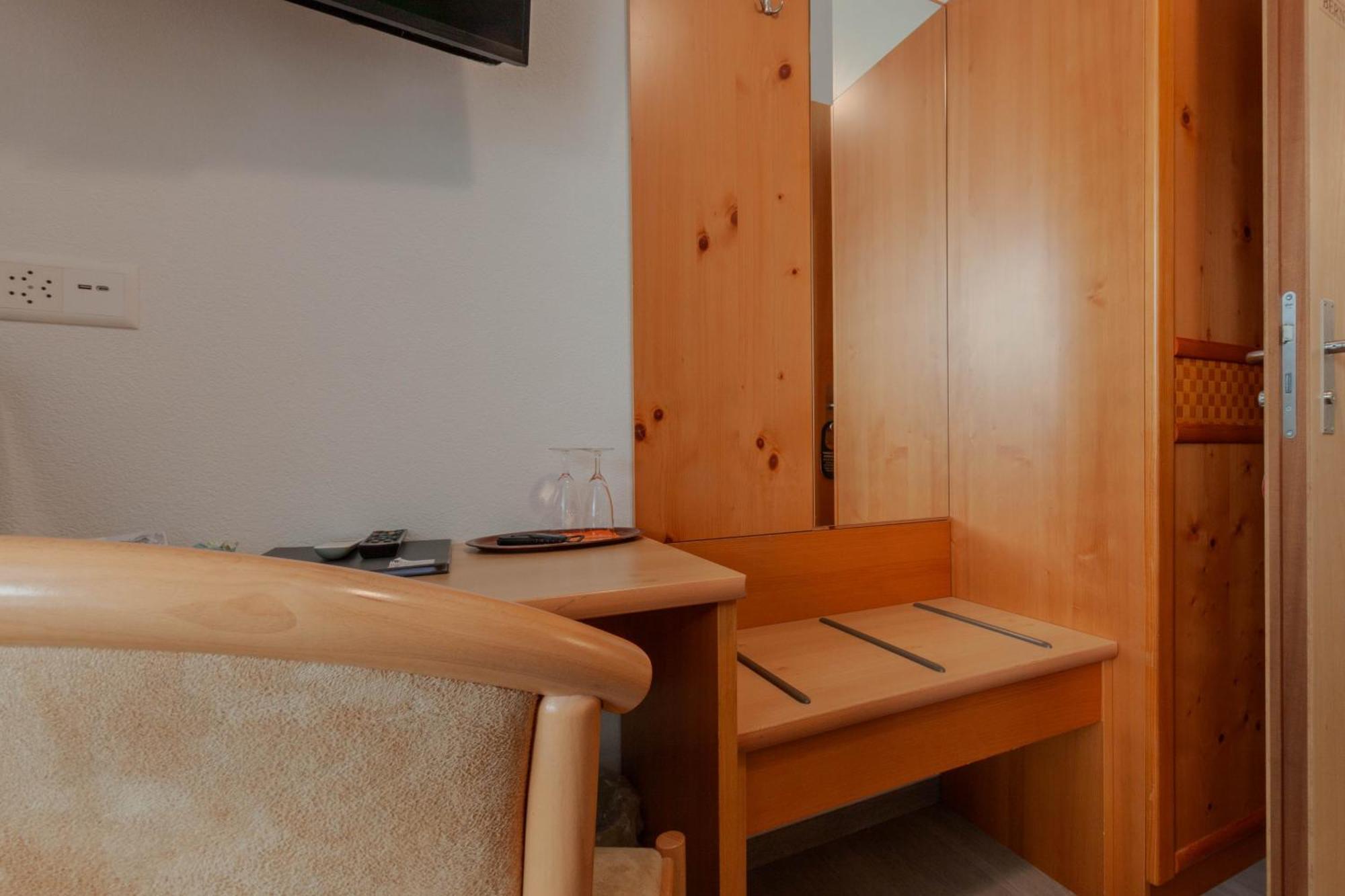 Ristorante Pensione Chalet Stazione Poschiavo Exterior foto
